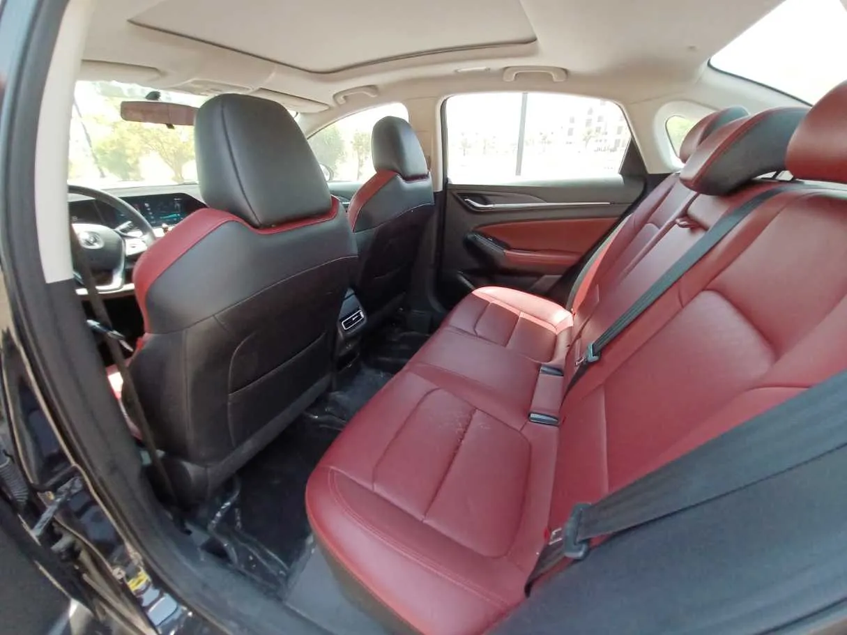 Car image 12