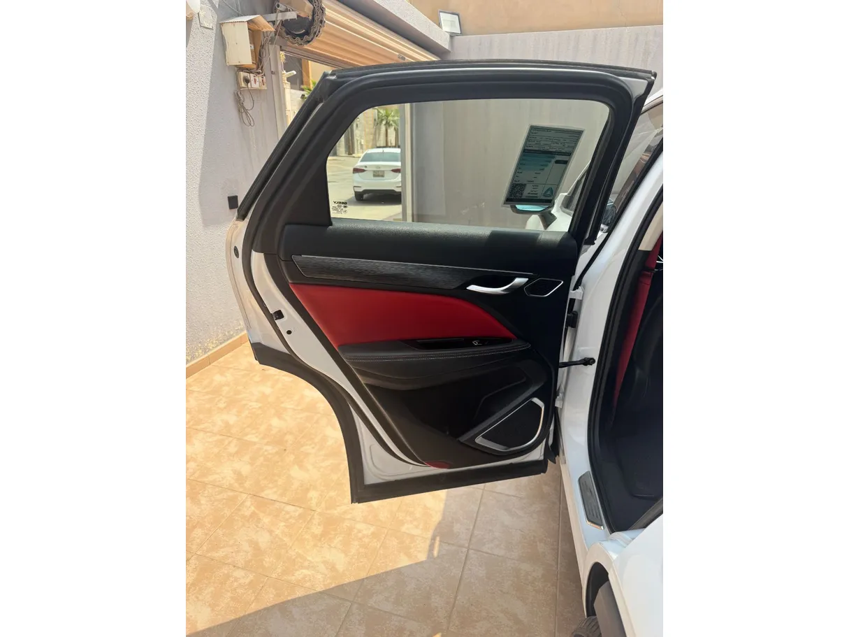 Car image 12