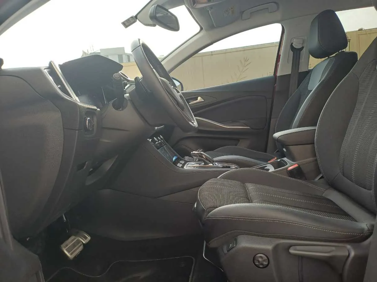 Car image 12