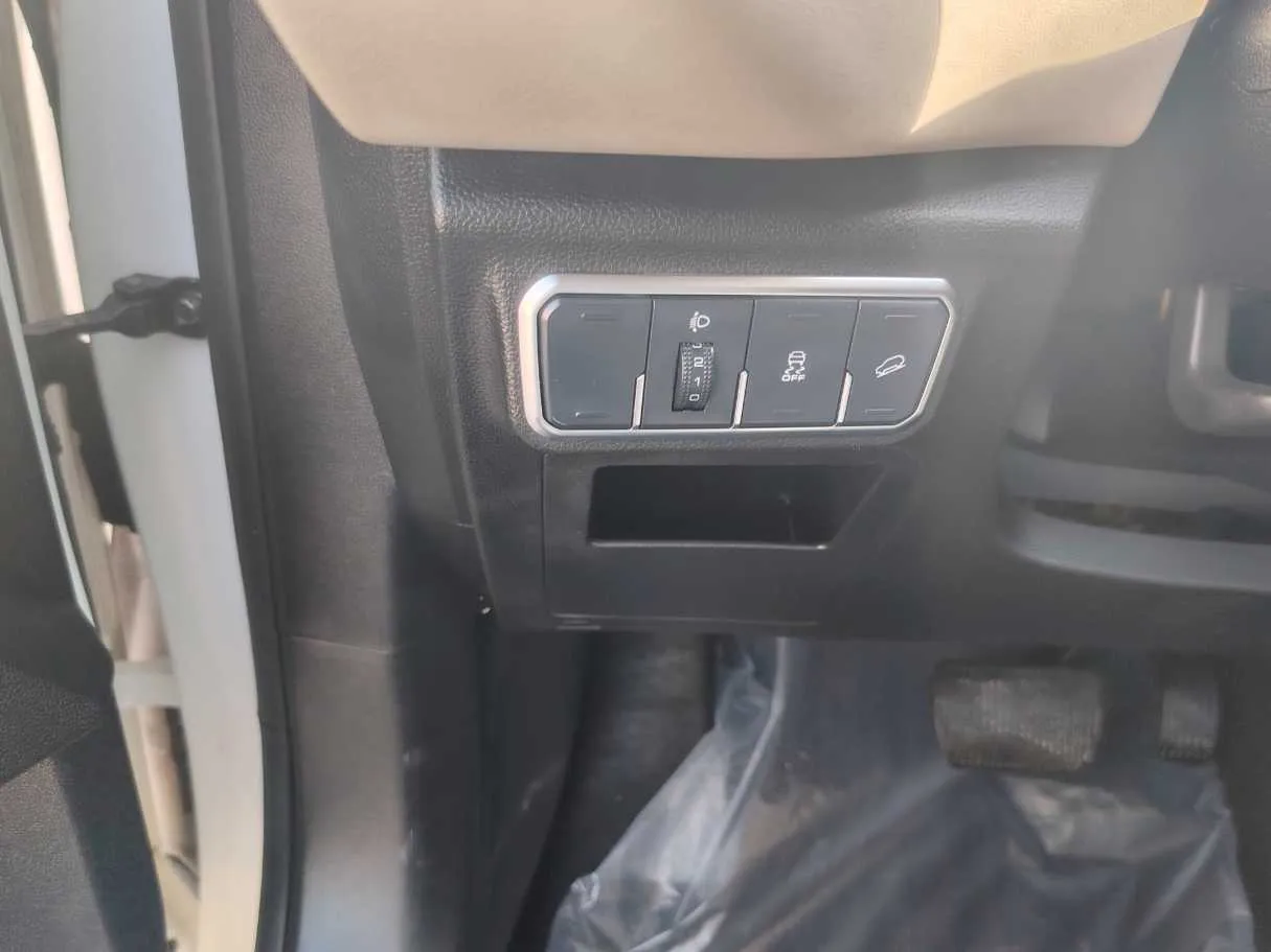 Car image 27