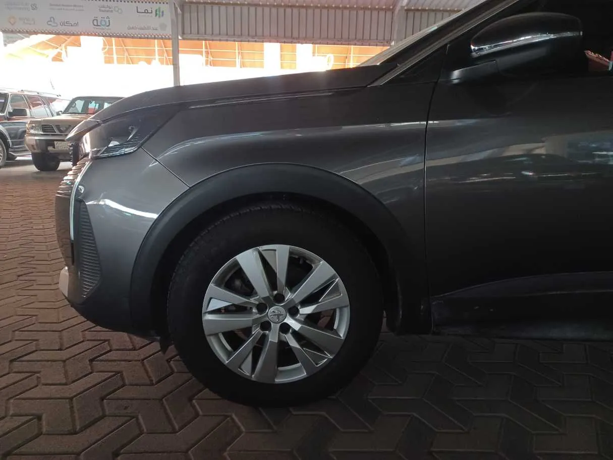 Car image 9