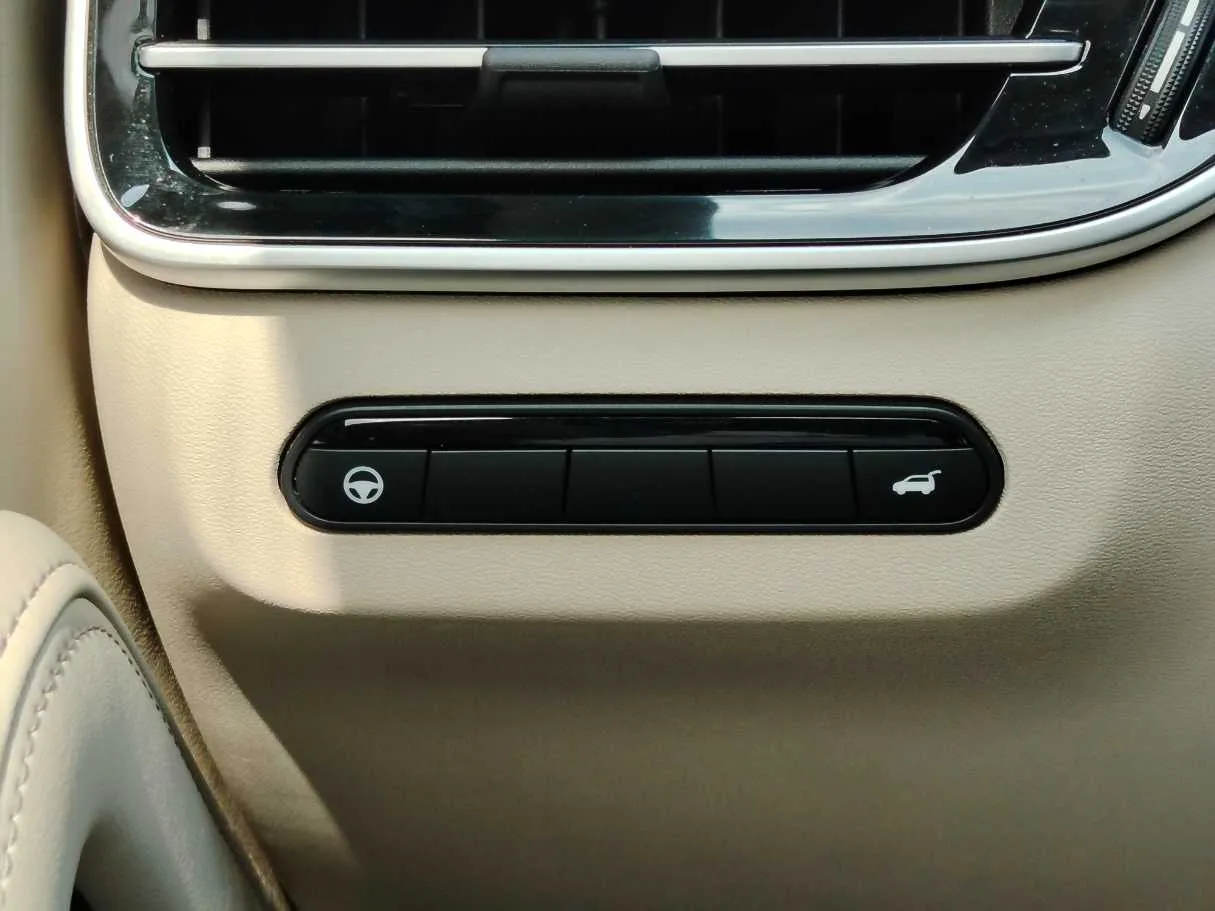 Car image 32