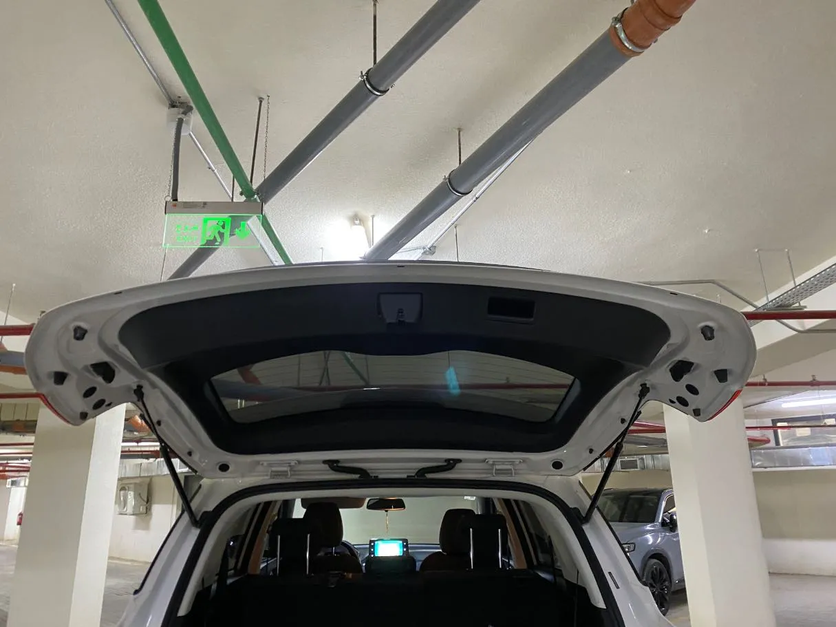 Car image 19