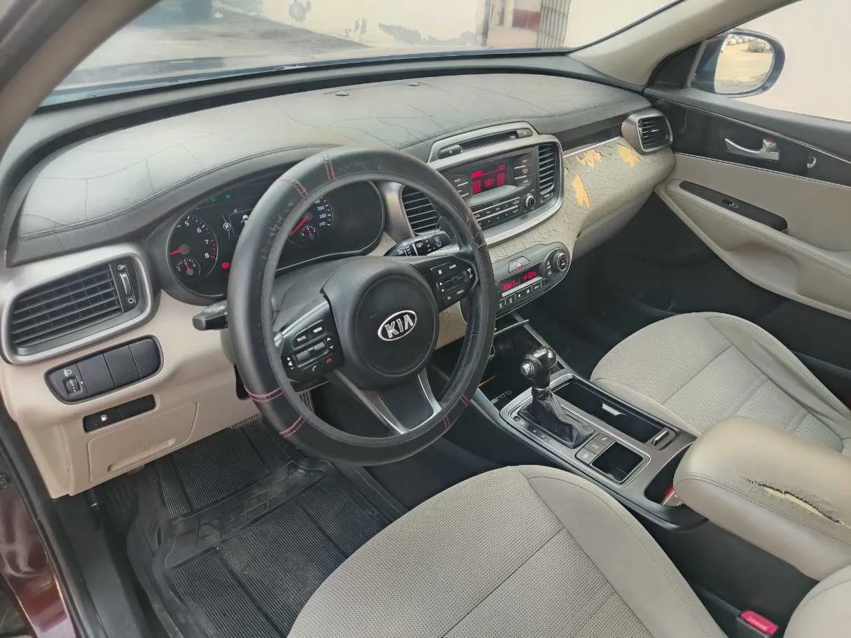 Car image 14
