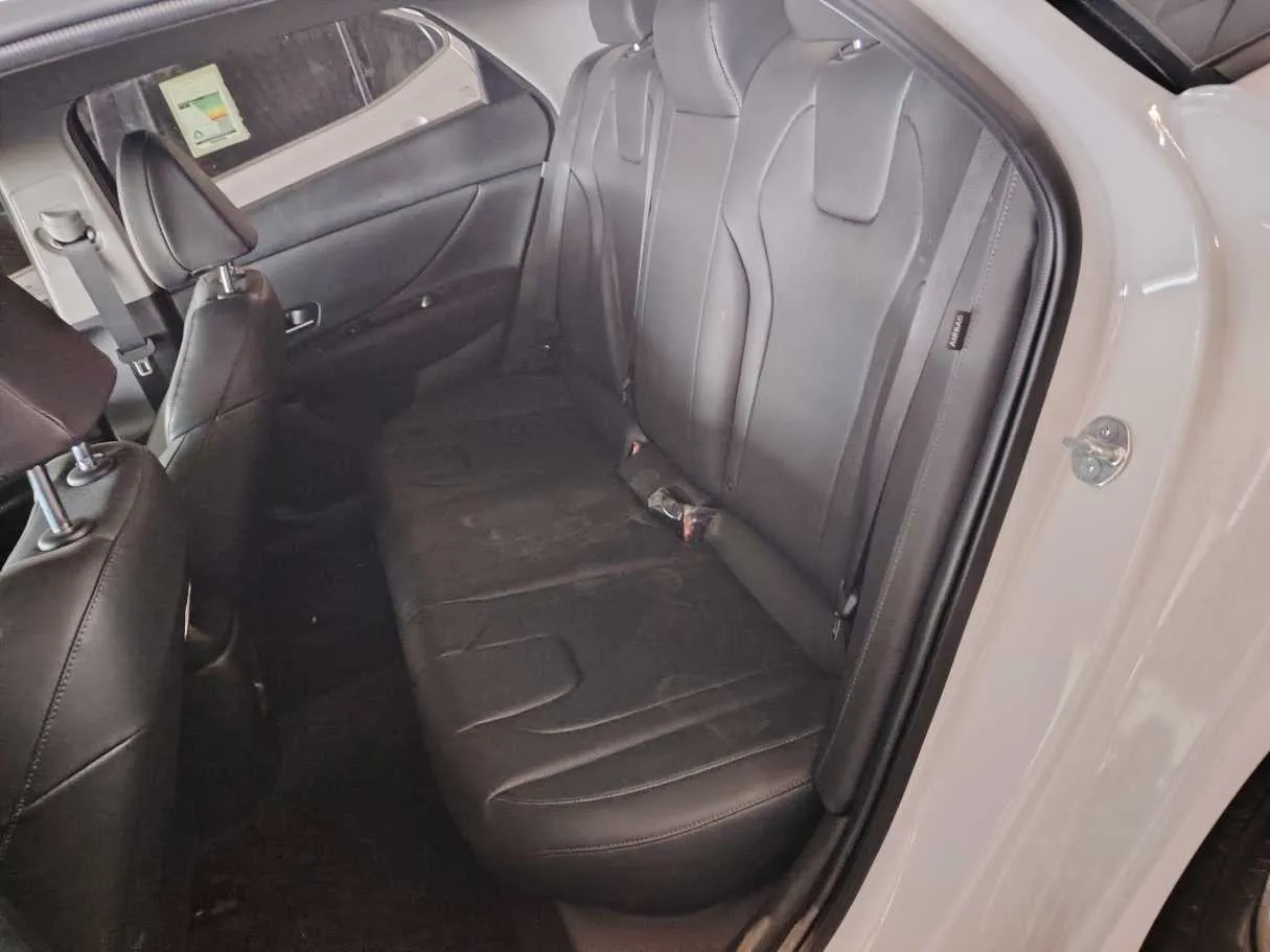 Car image 16