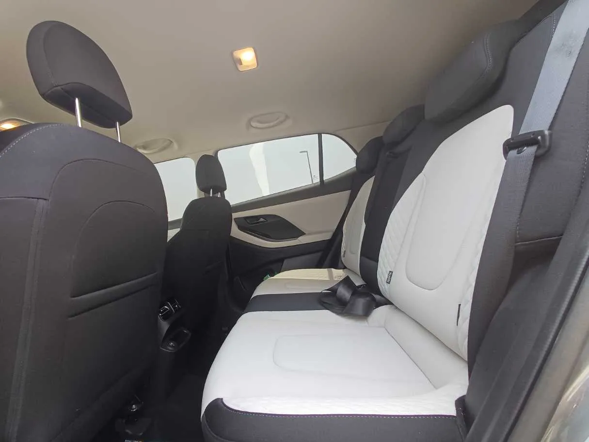 Car image 13