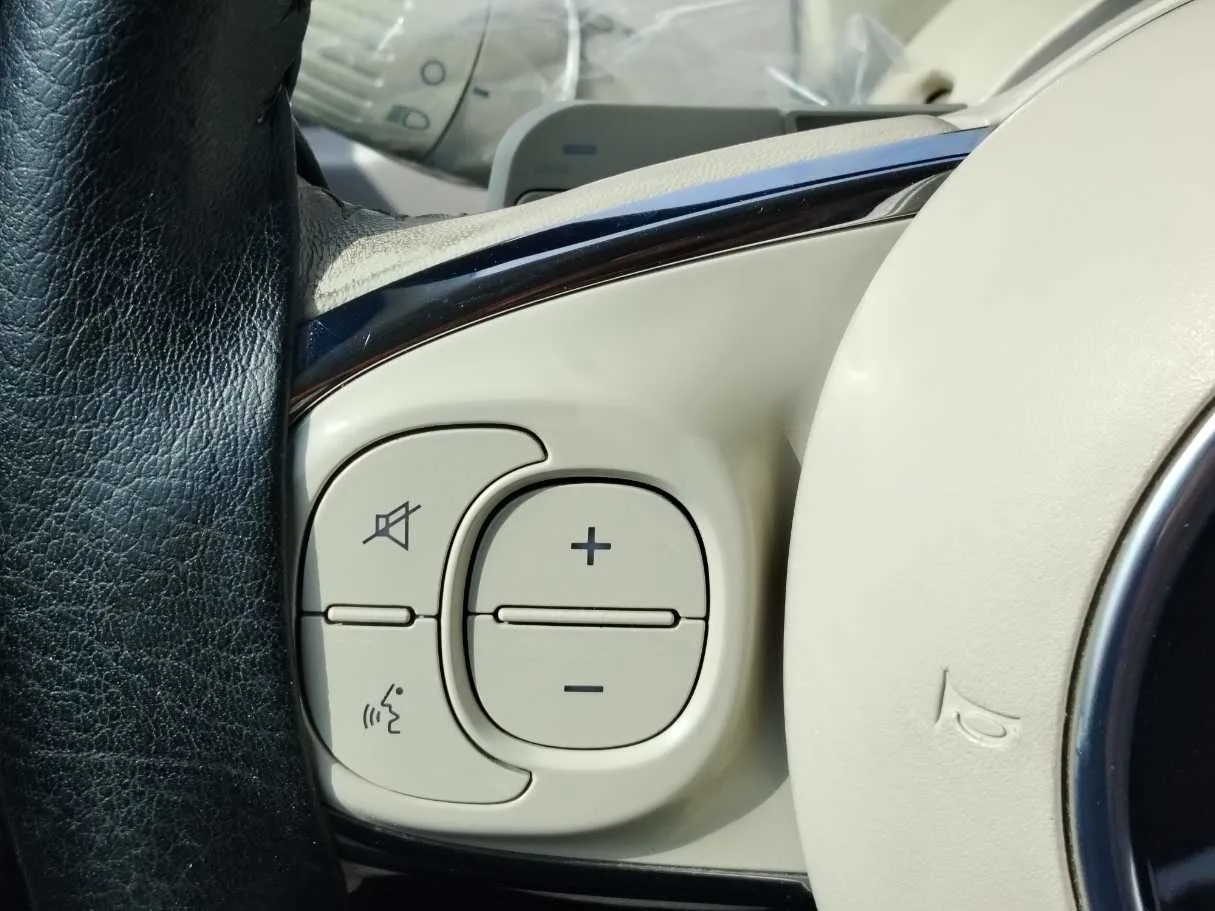 Car image 19