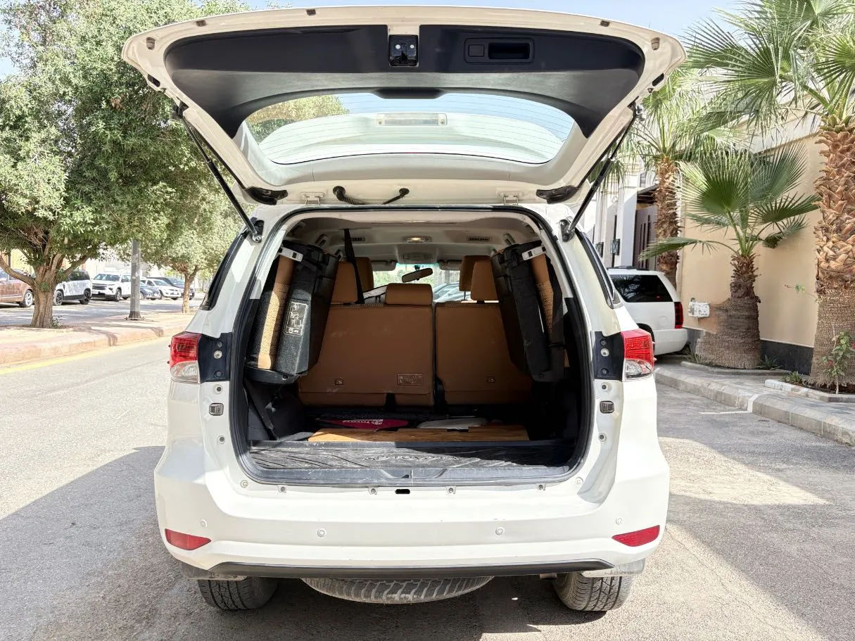 Car image 24