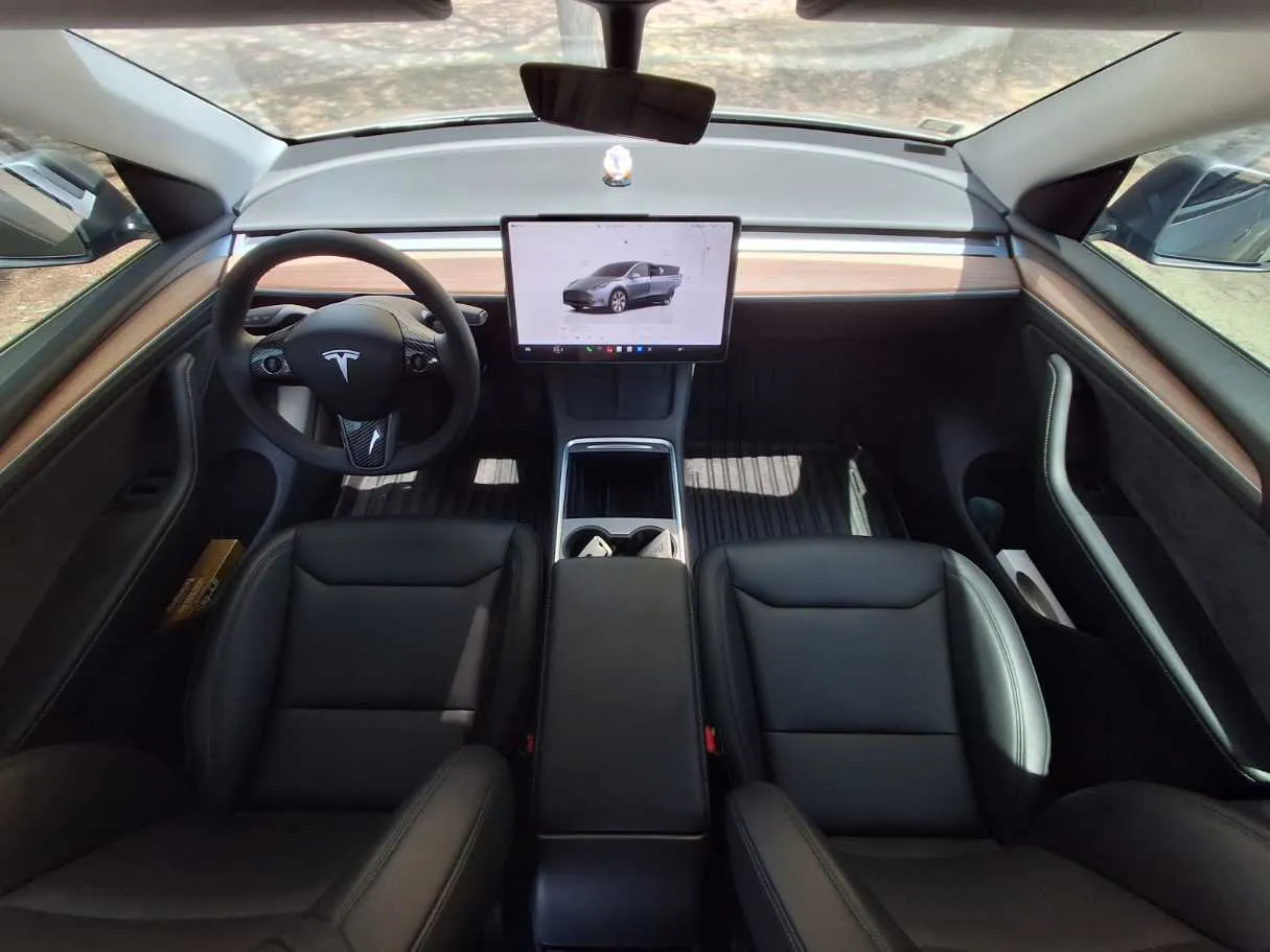 Car image 14