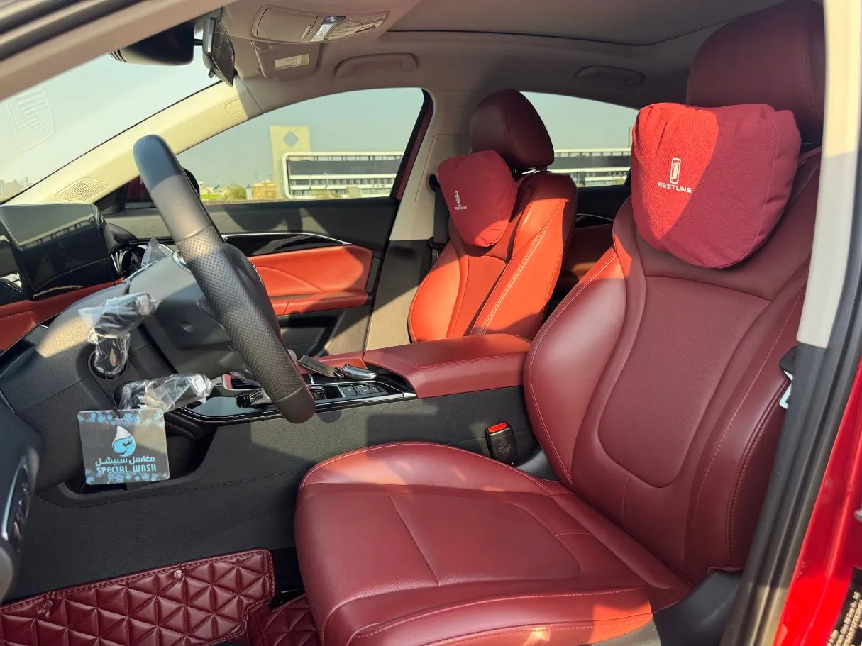 Car image 12