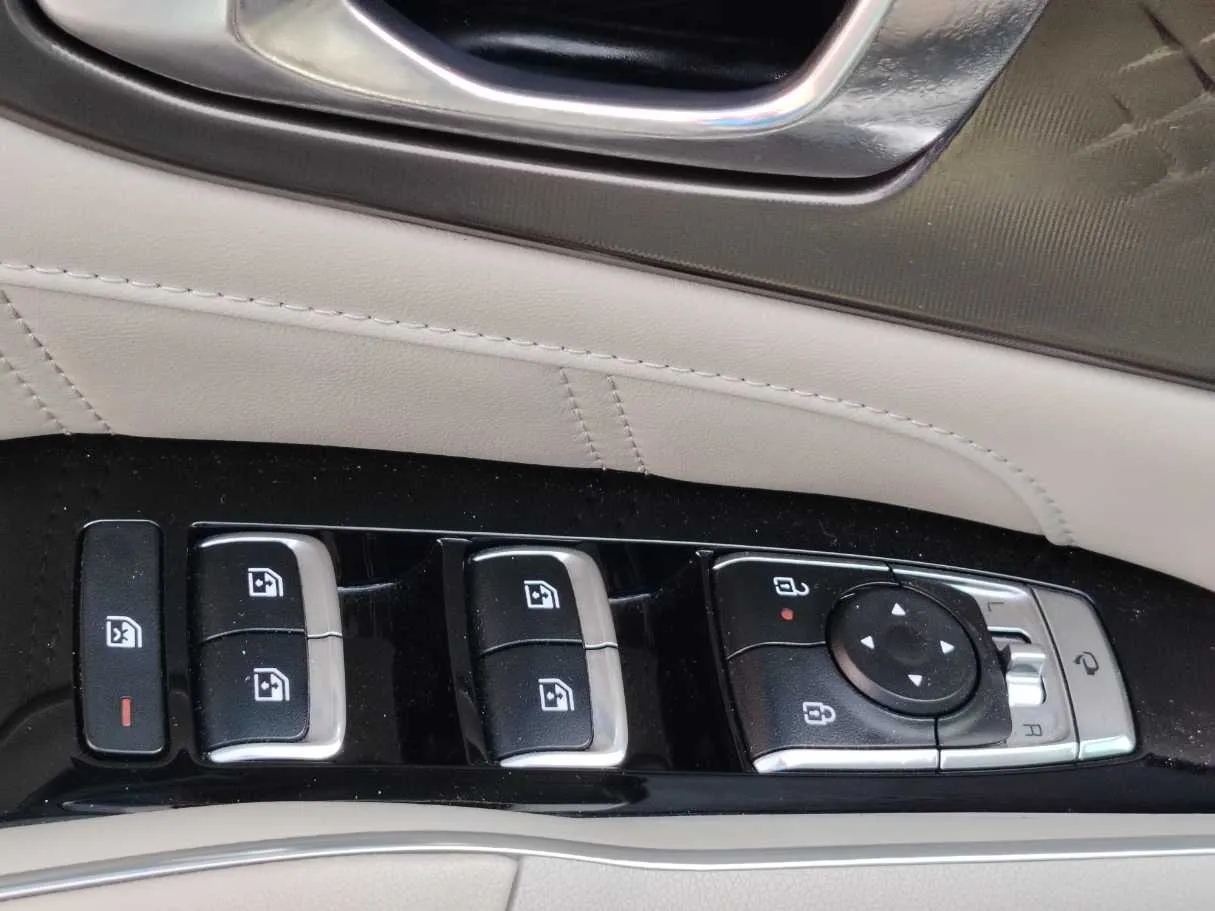 Car image 27