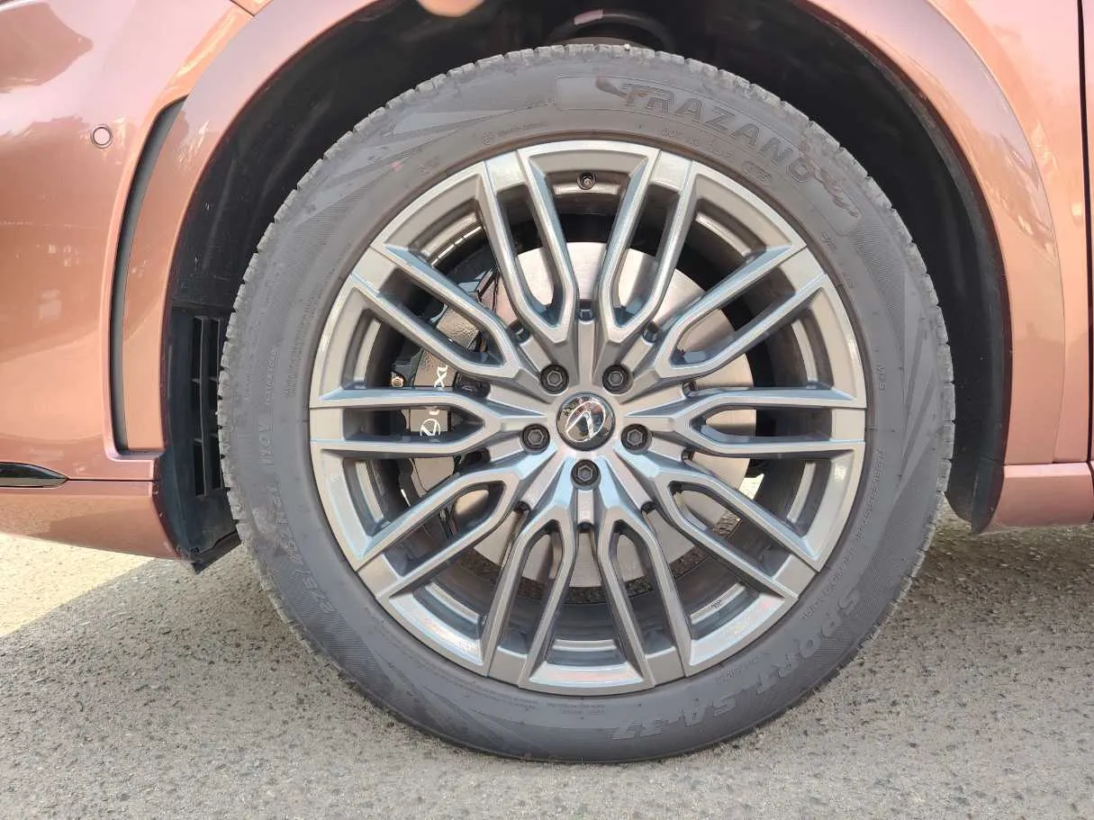 Car image 9