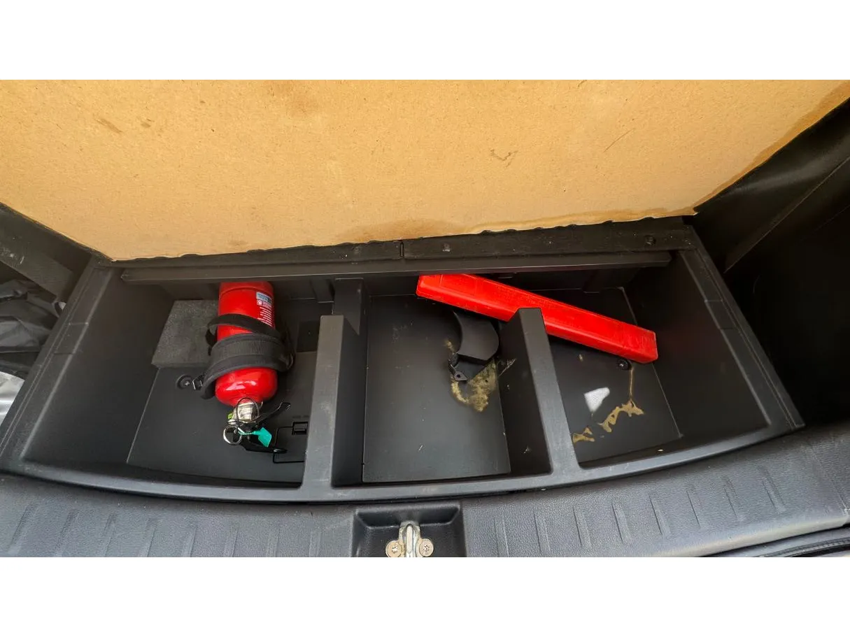 Car image 27