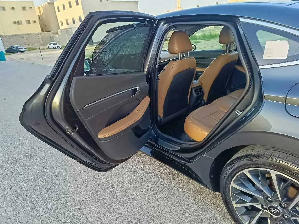 Car image 16