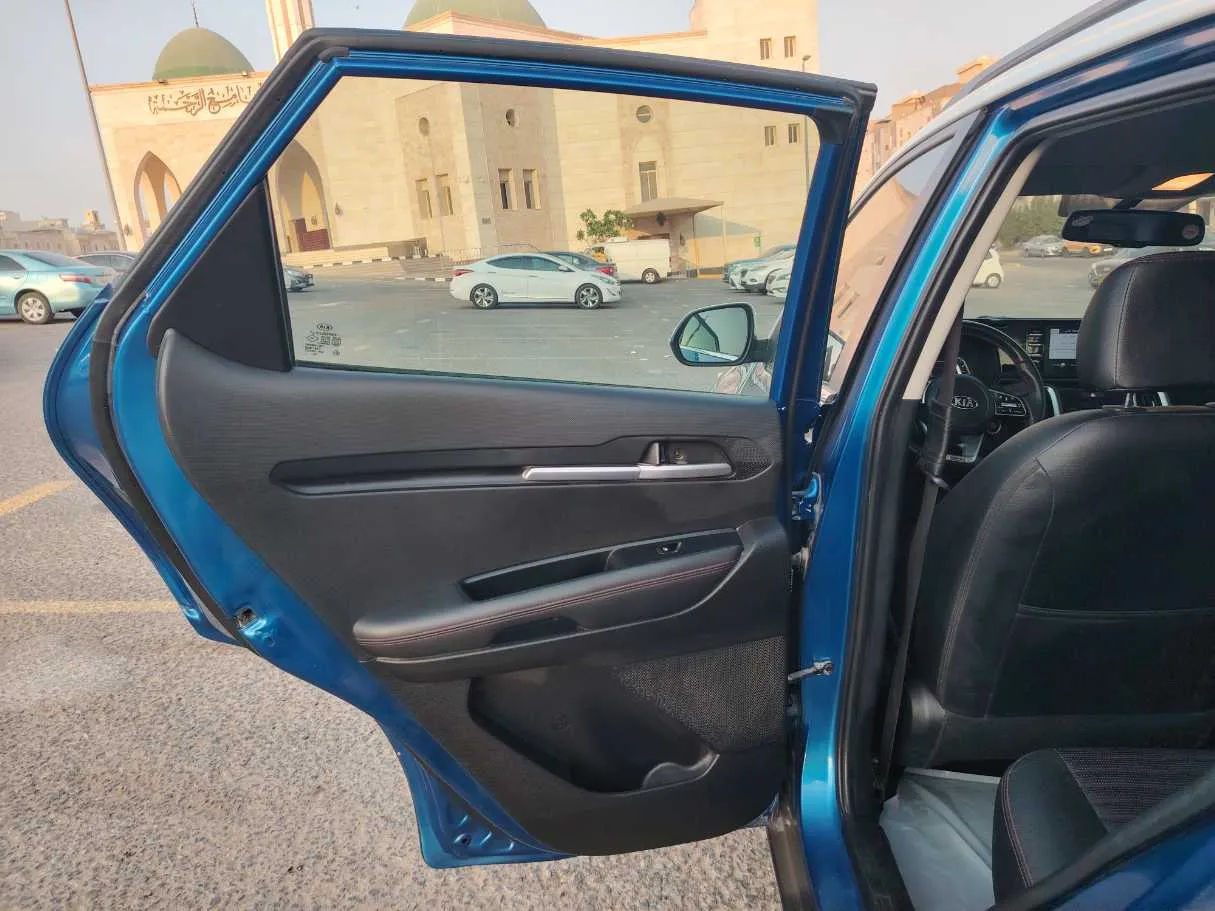 Car image 14