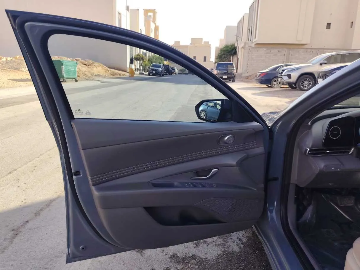 Car image 11