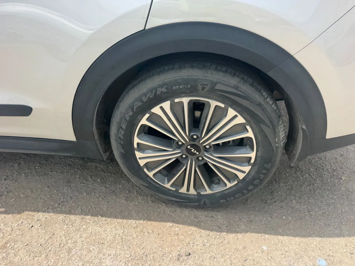 Car image 9