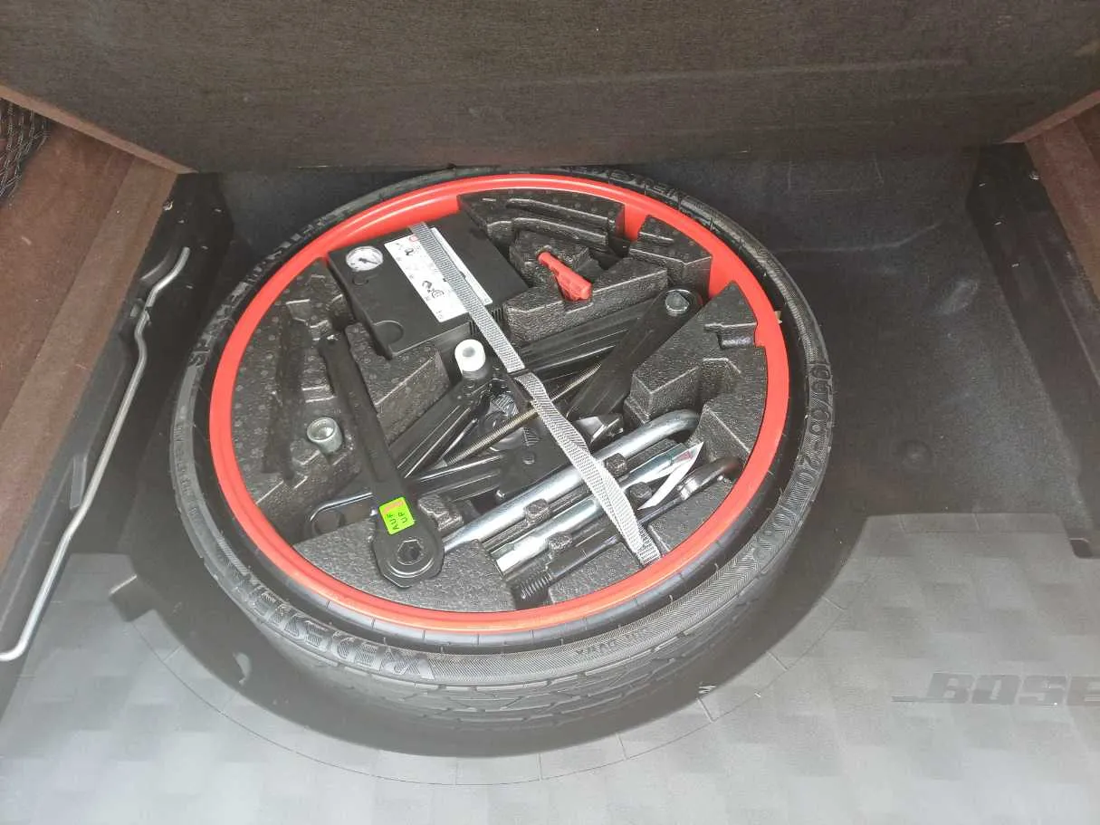 Car image 19