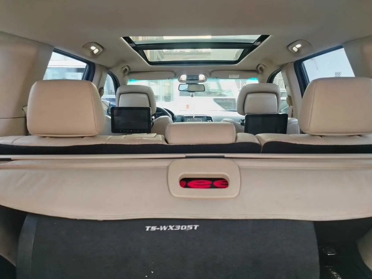 Car image 25