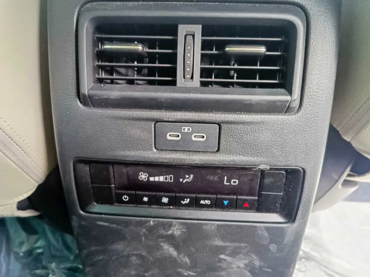 Car image 32