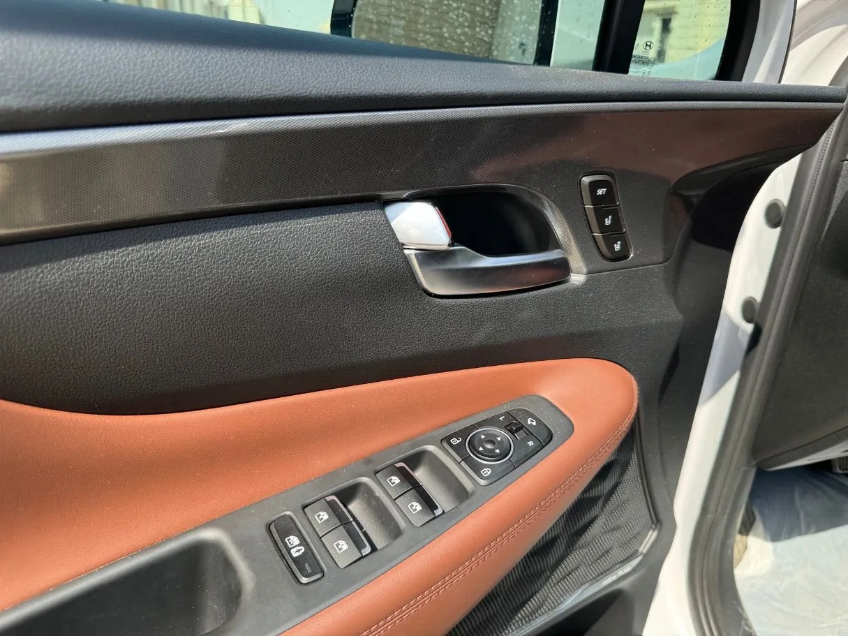 Car image 24