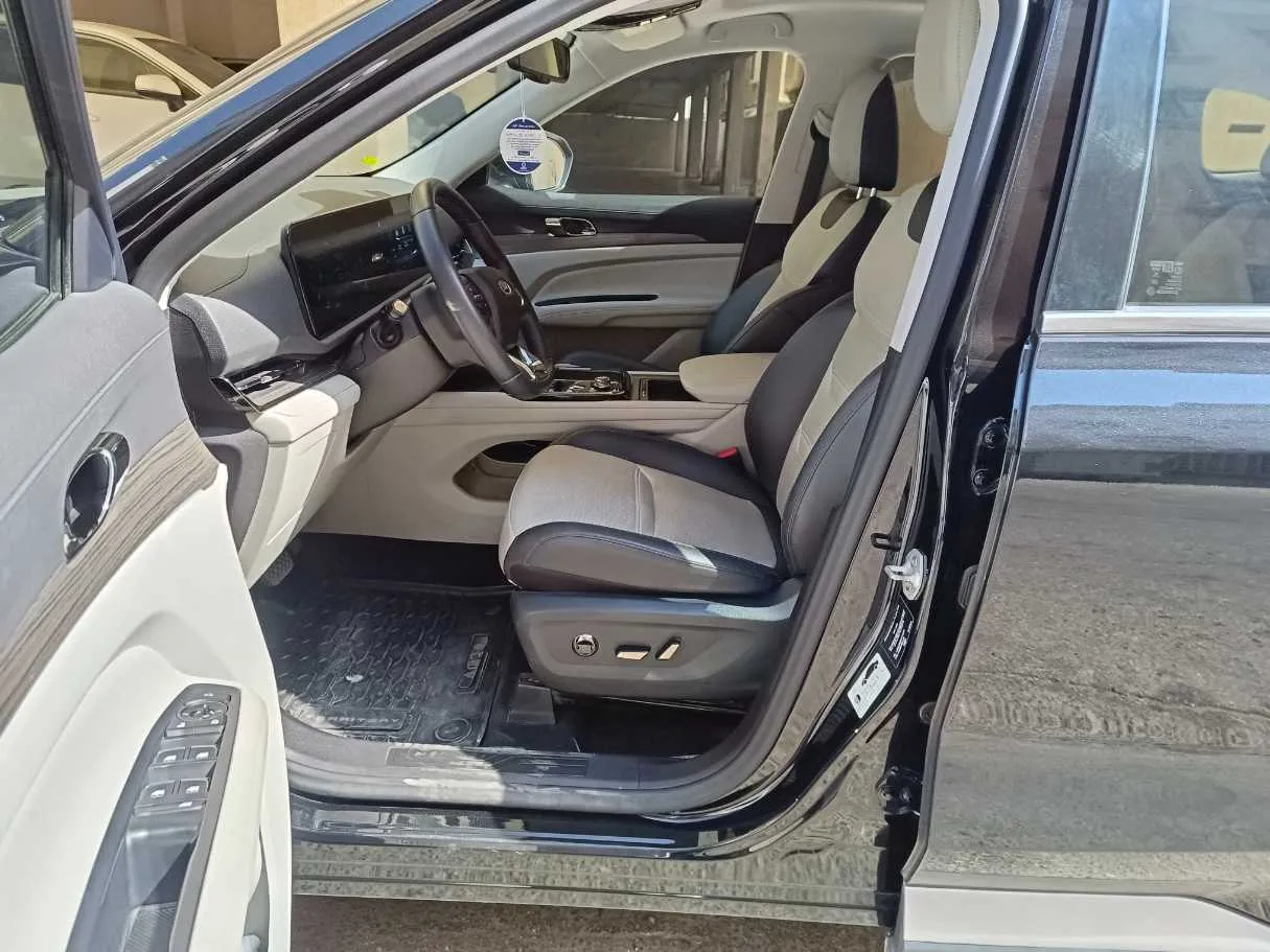 Car image 13
