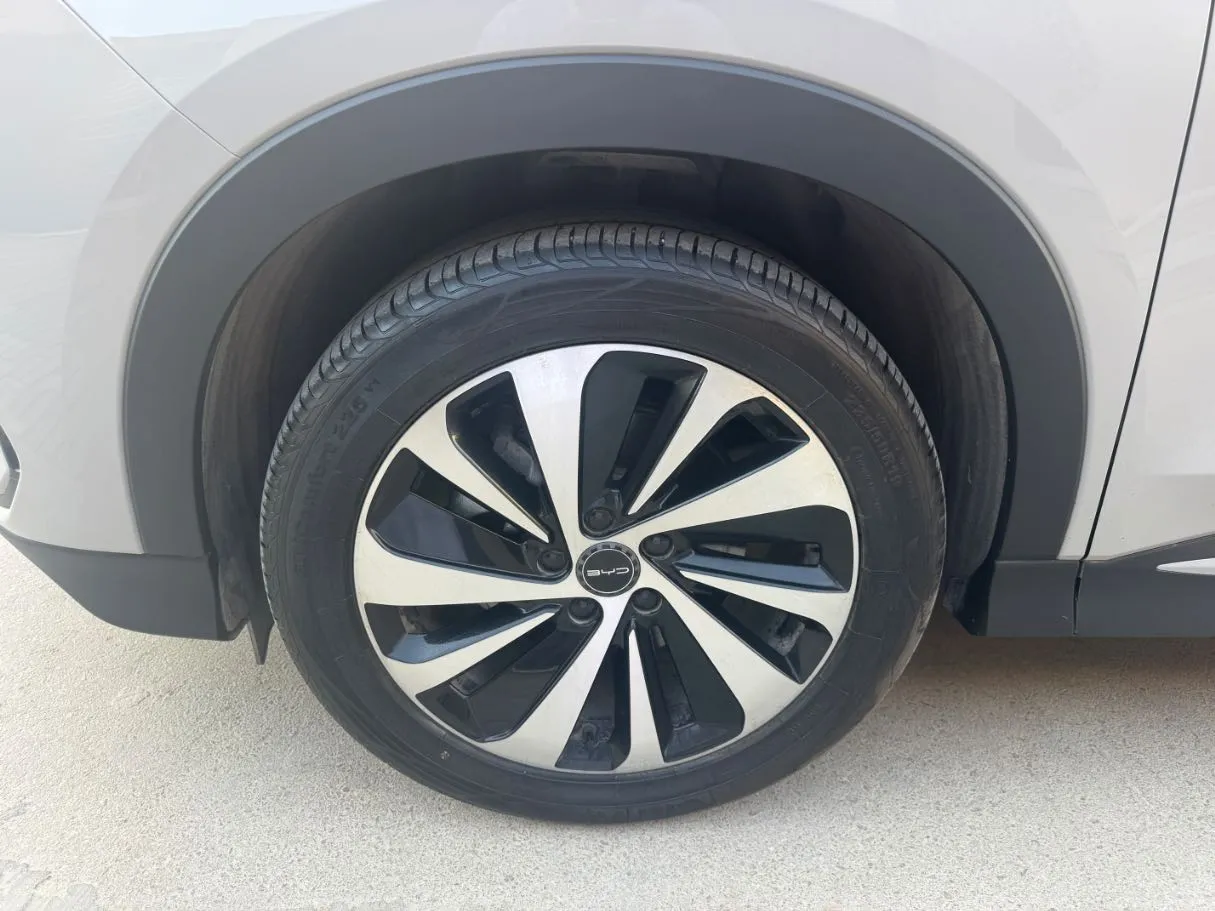 Car image 9
