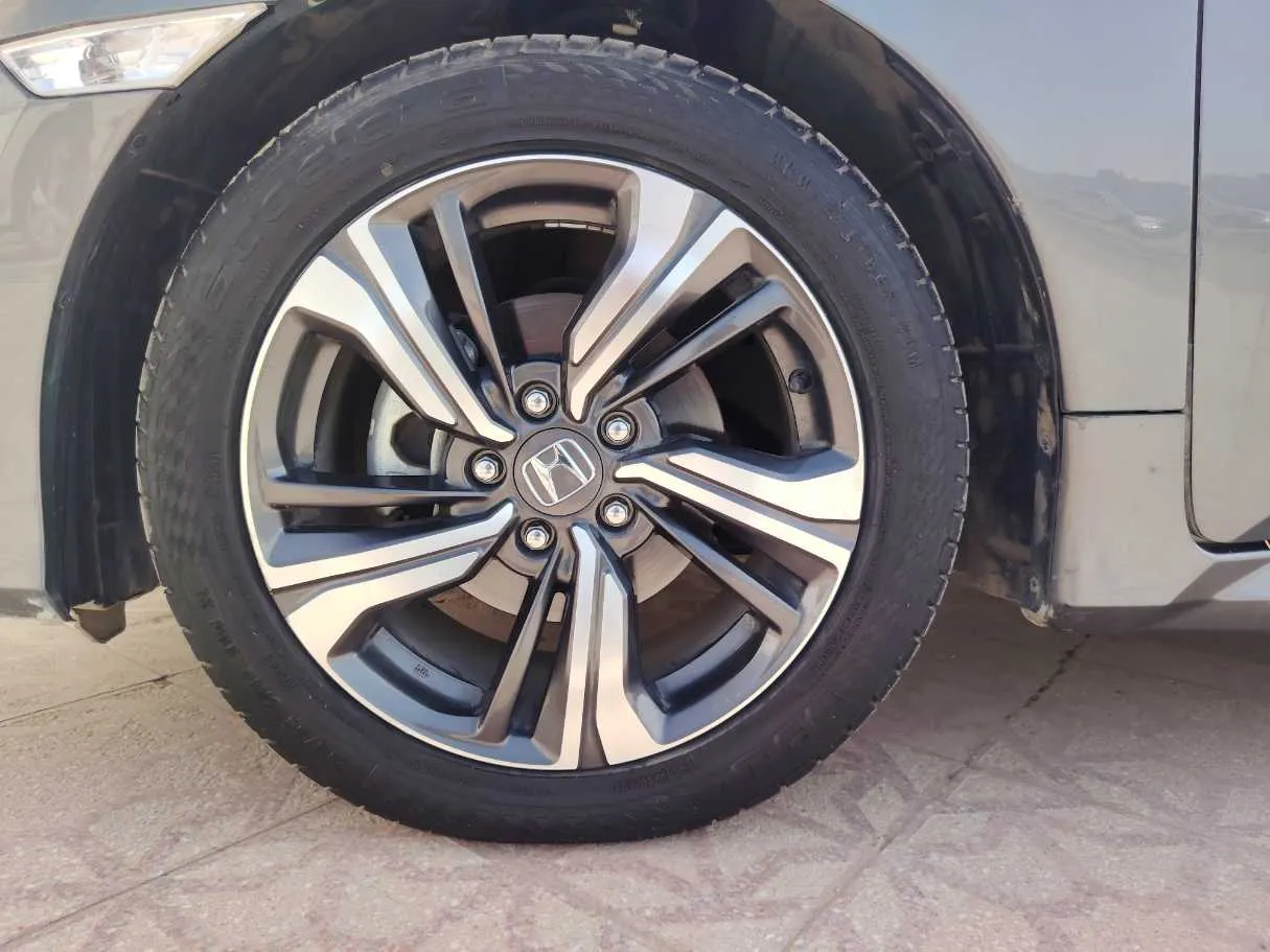 Car image 10