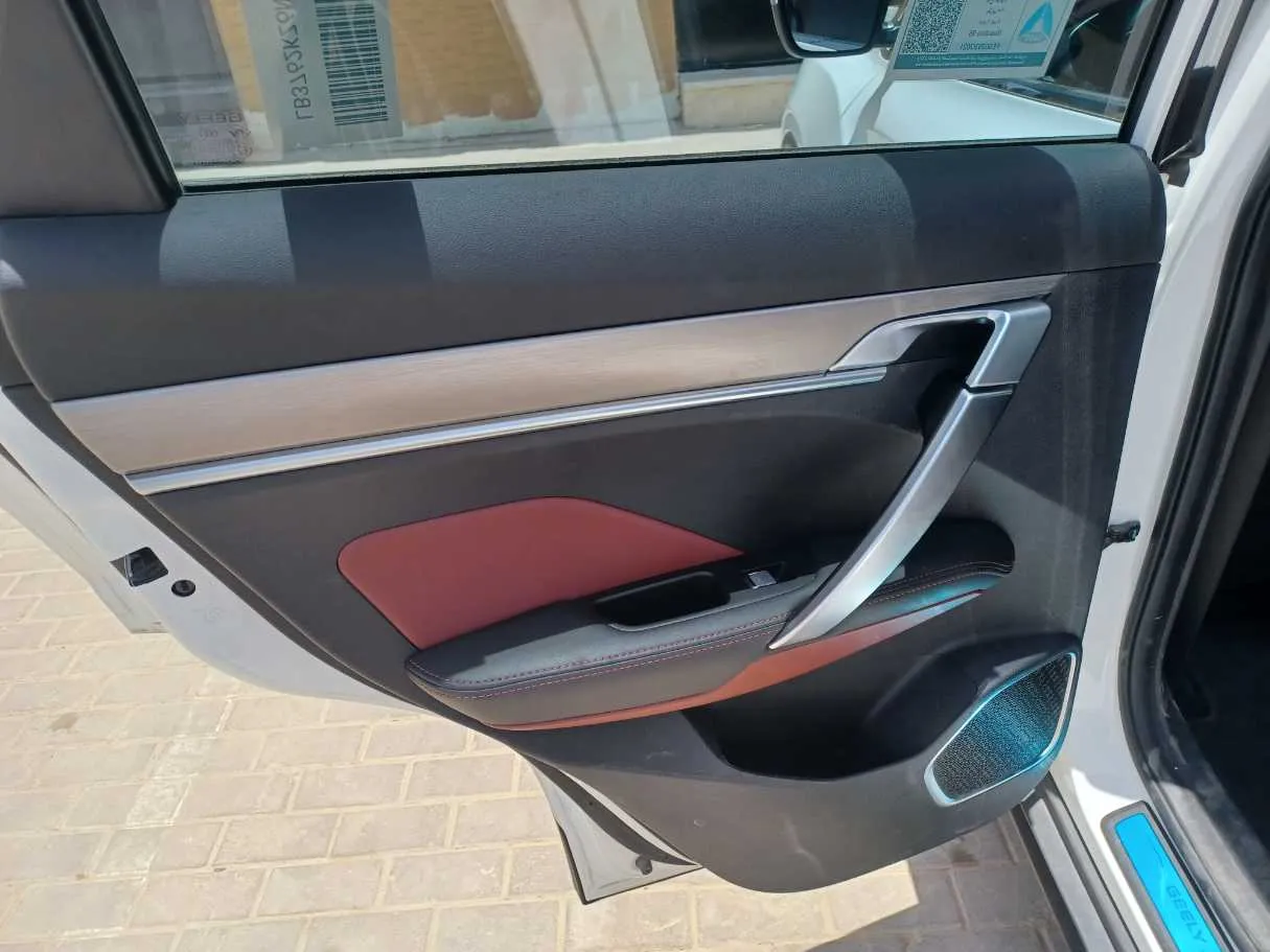 Car image 13