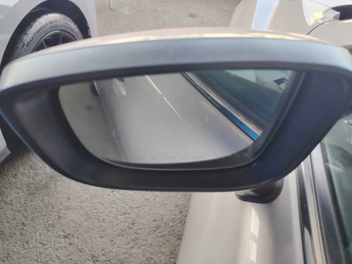 Car image 32