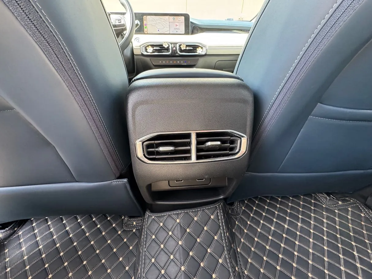 Car image 26