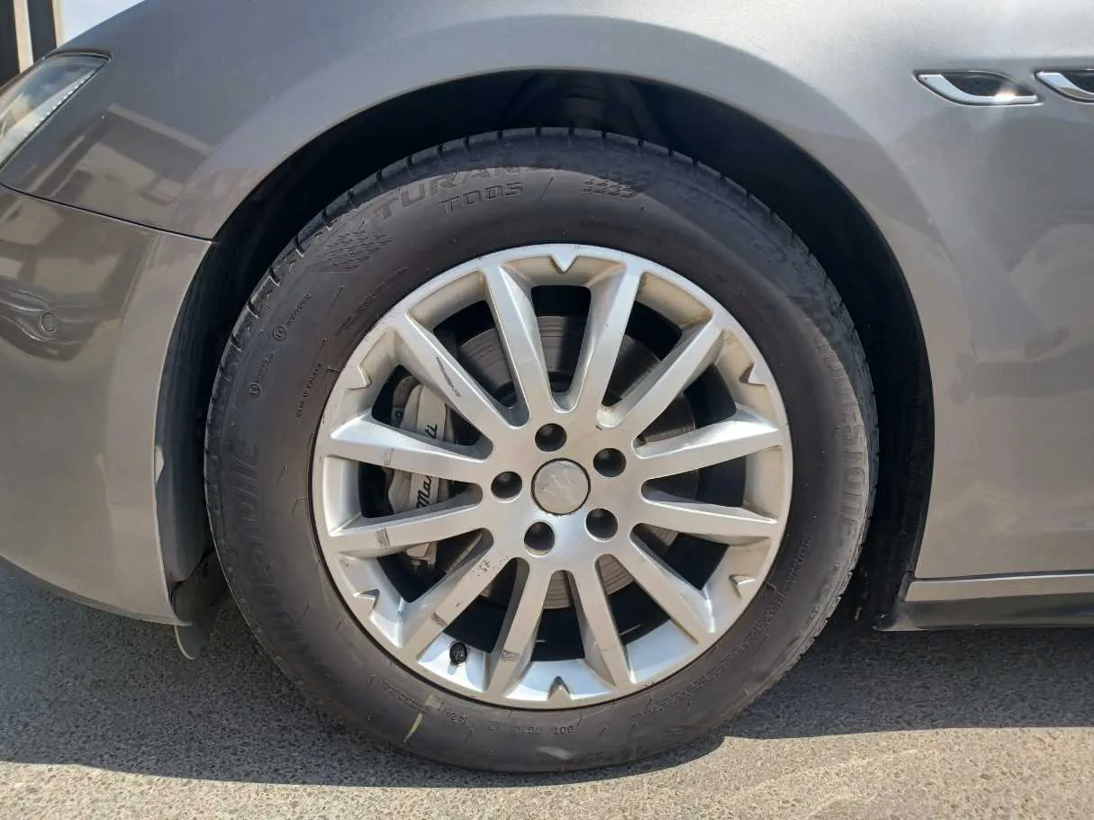 Car image 9