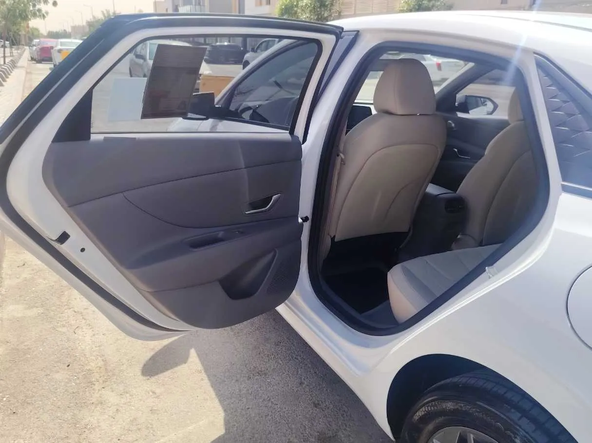 Car image 14