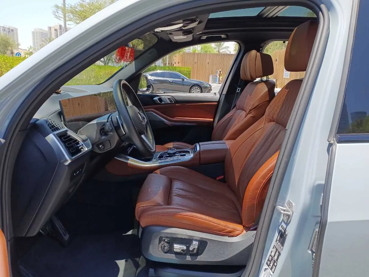 Car image 12