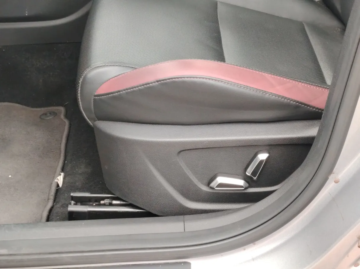 Car image 32