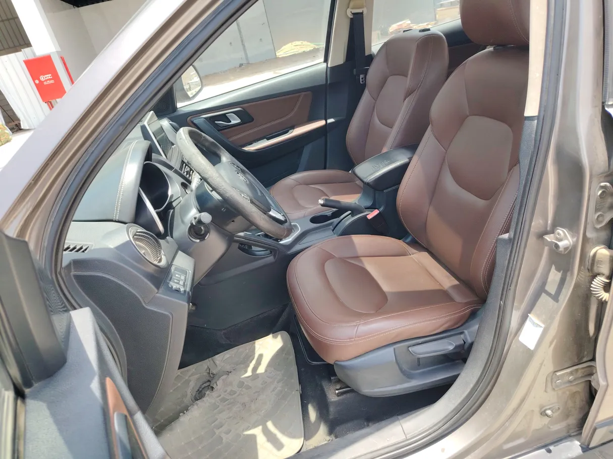 Car image 12