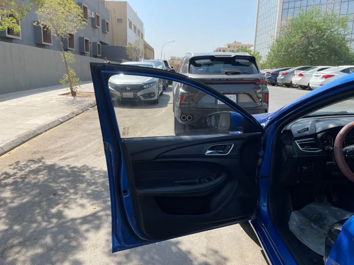 Car image 10