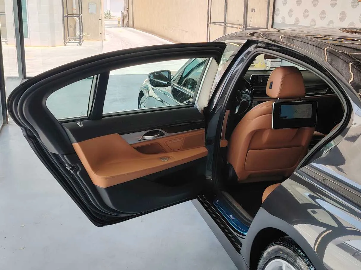 Car image 12