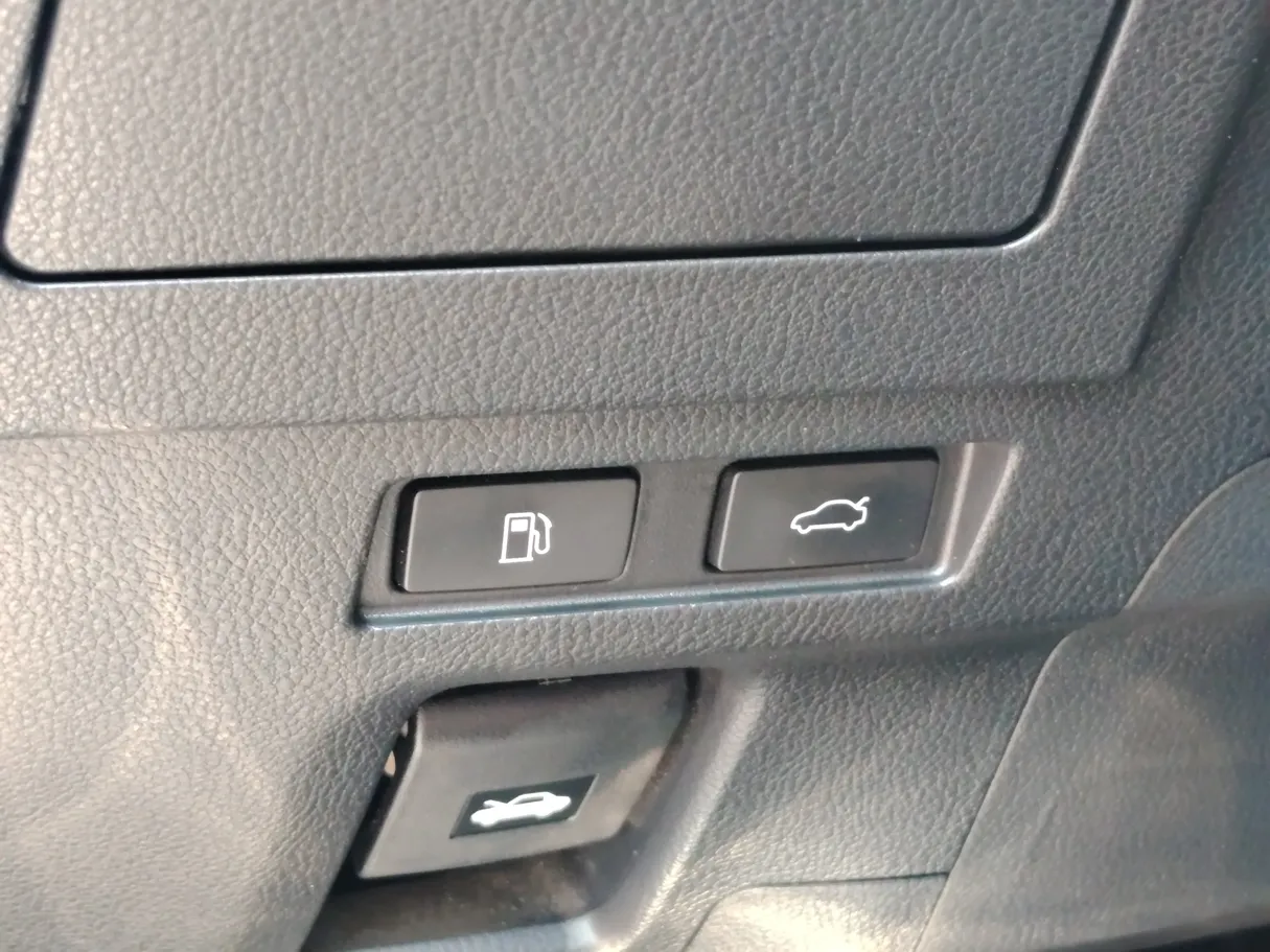 Car image 28