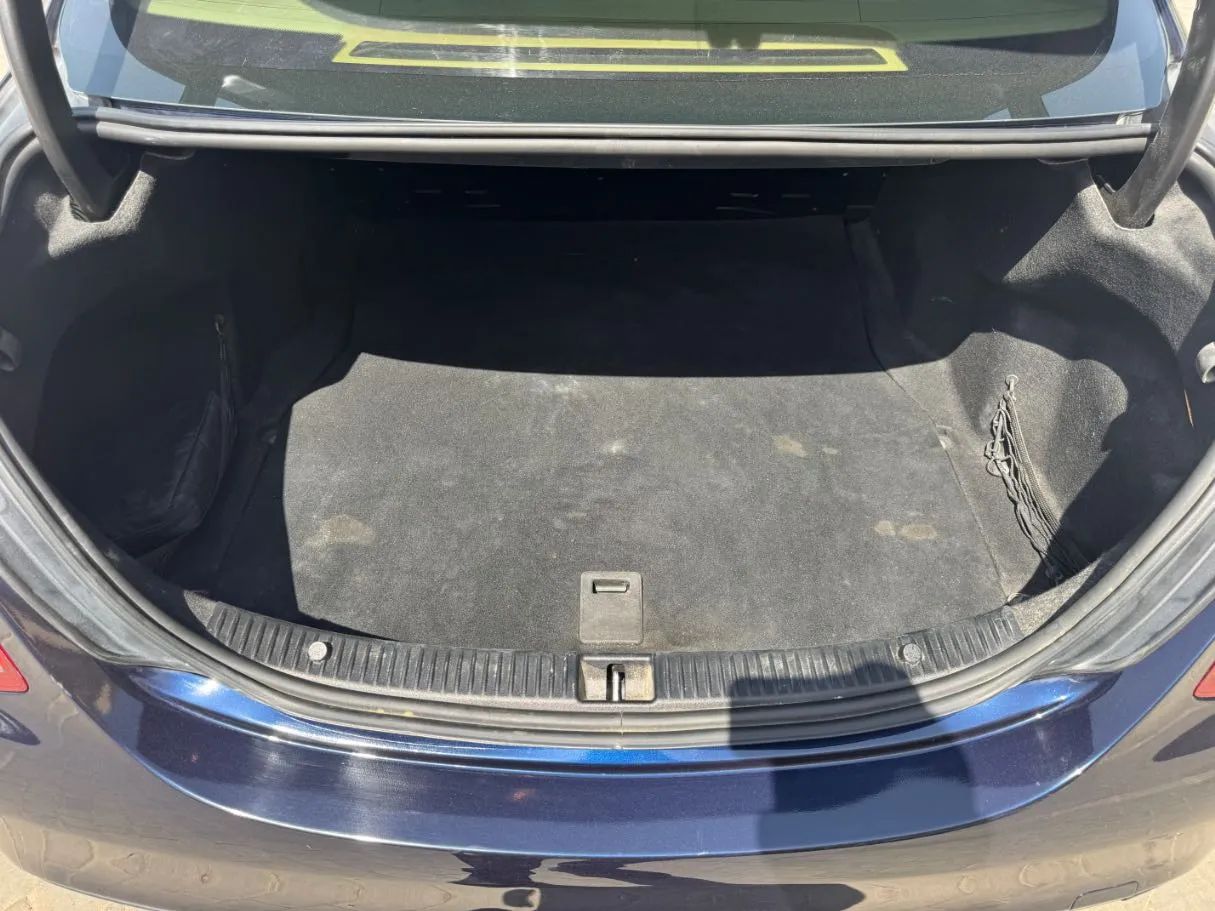 Car image 19