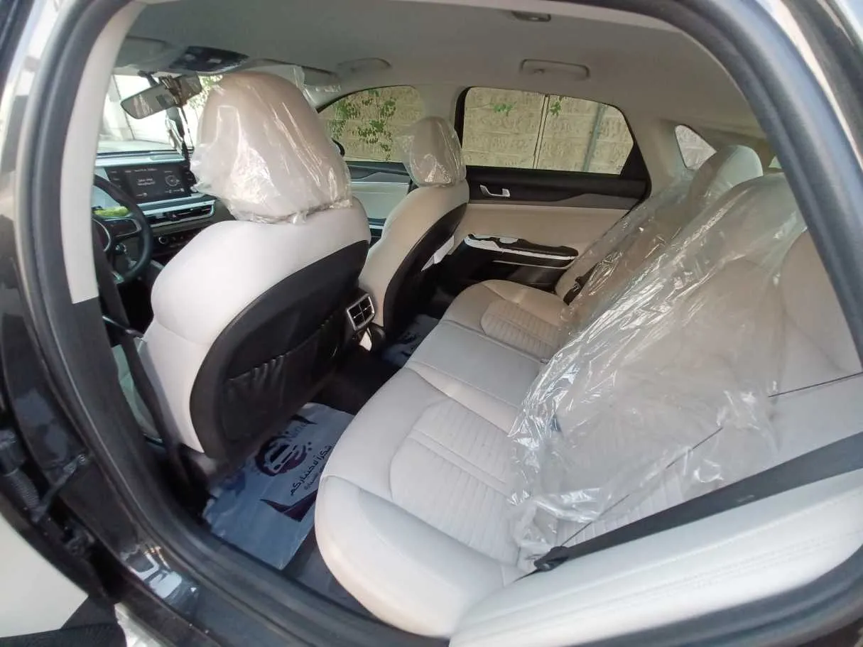 Car image 11