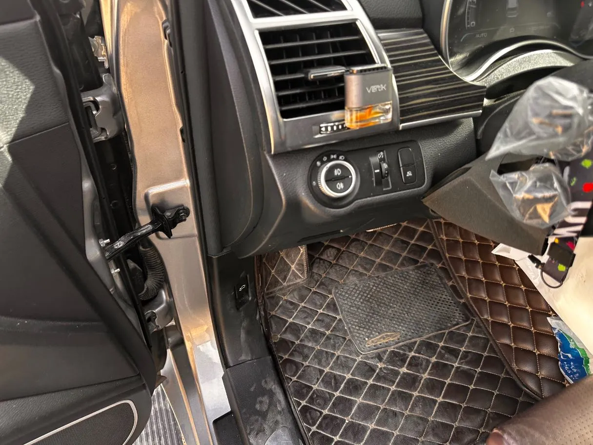Car image 27