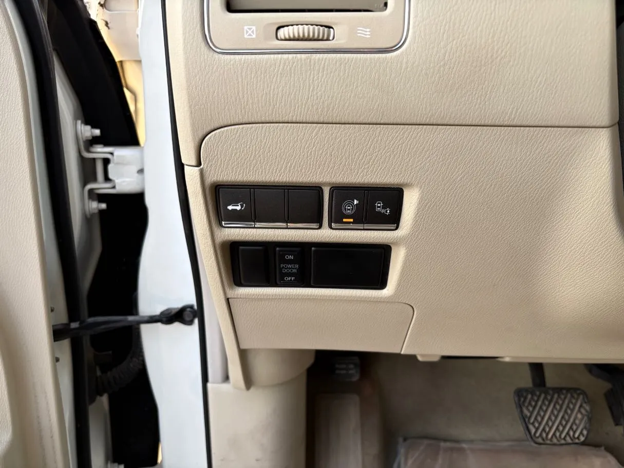 Car image 30