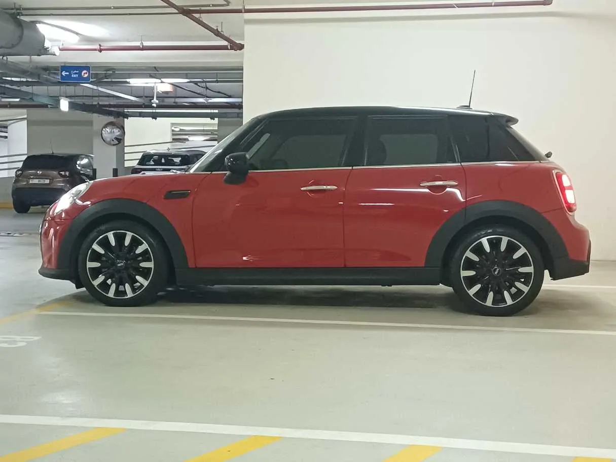 Car image 4