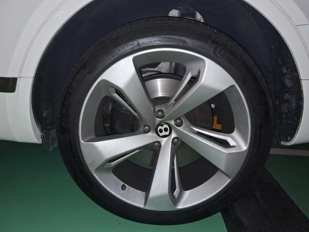 Car image 9