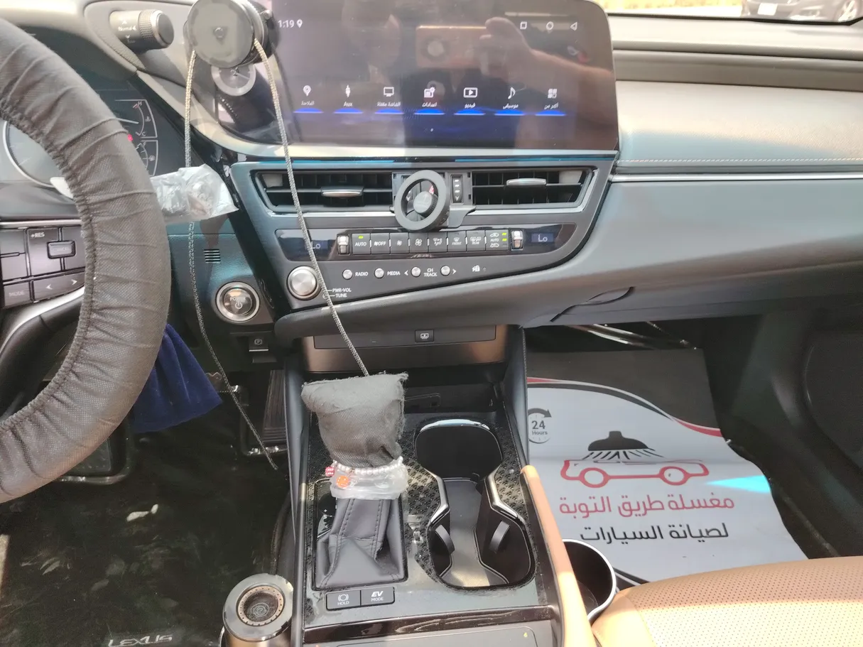 Car image 18