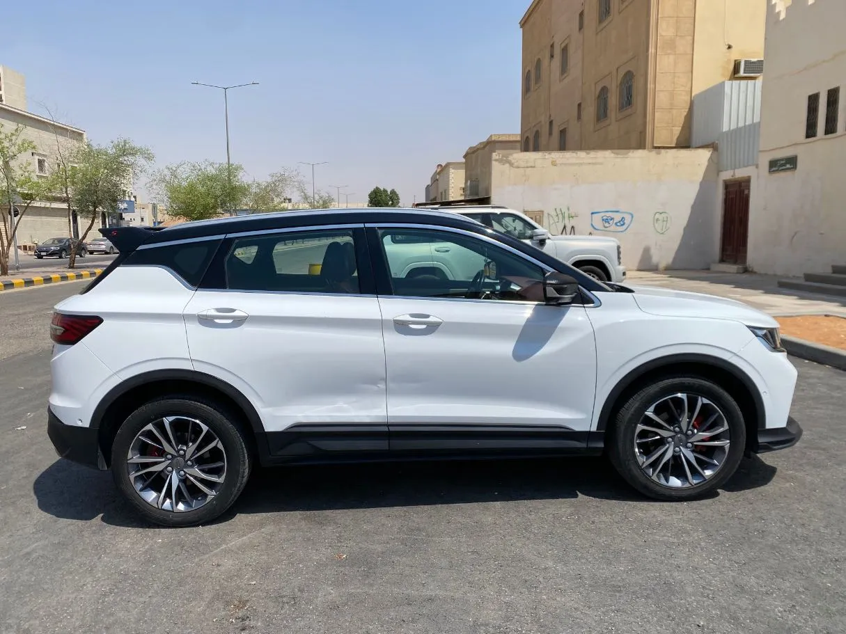 Car image 4