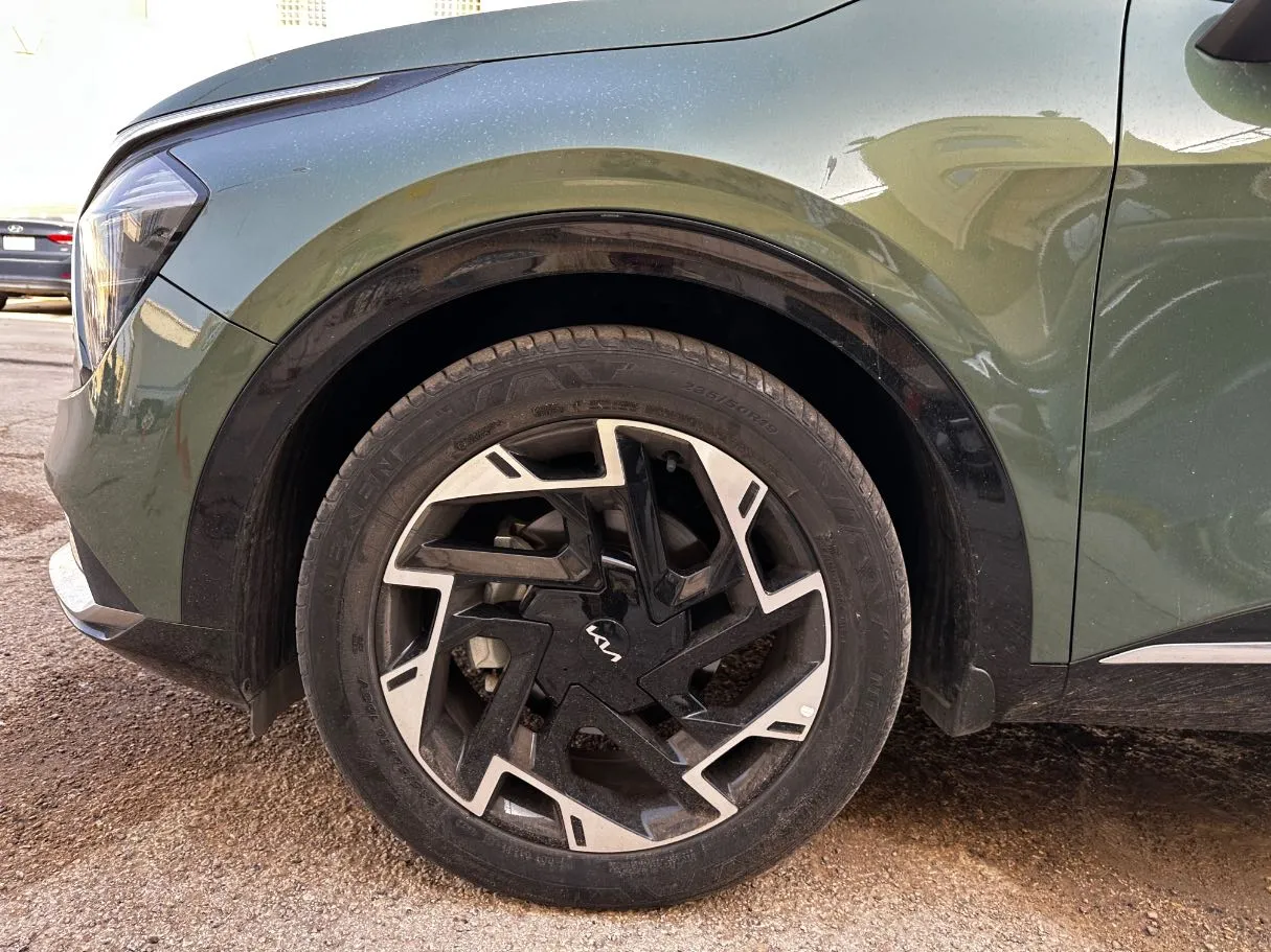 Car image 9