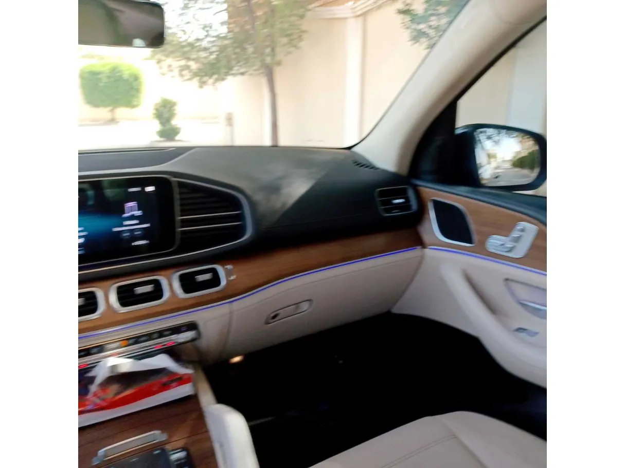 Car image 28