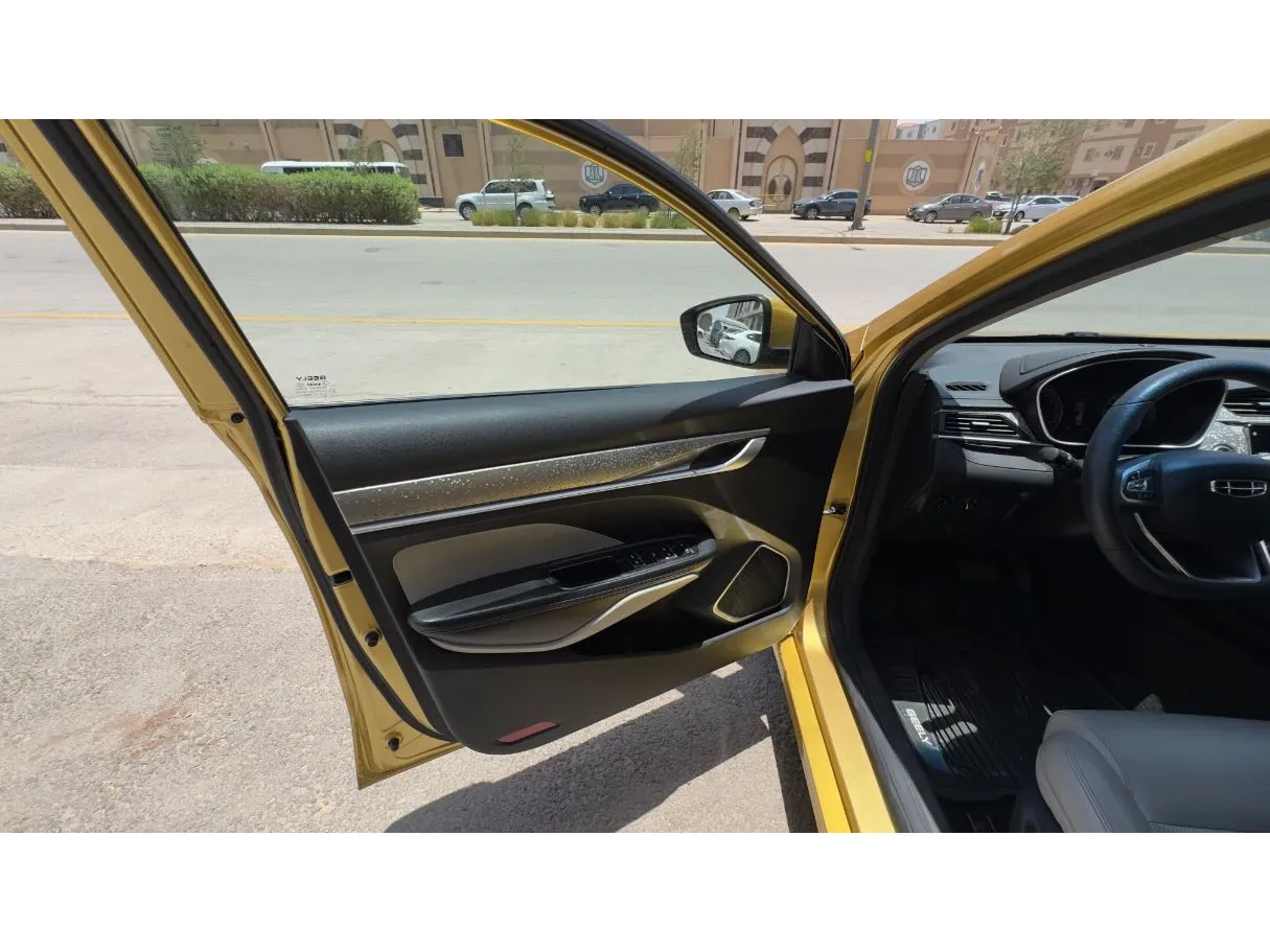 Car image 9